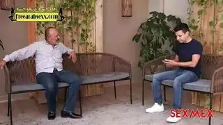 الزوجة تبتلع سائل ابن العم في إباحية برازيلية