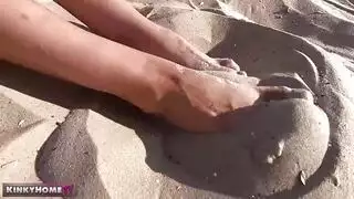 حمام شمس عاري يتحول إلى جنس صارخ على الشاطئ