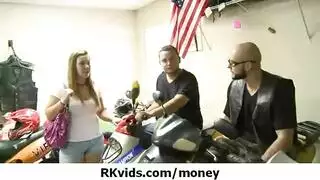 المال يفتح ساقي وأحلامك الأكثر جموحاً
