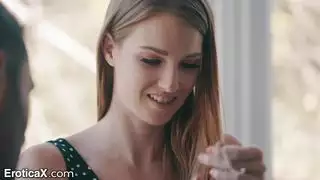 فحل موهوب يضاجع ثلاثة مهبلات مبللة واحدة تلو الأخرى