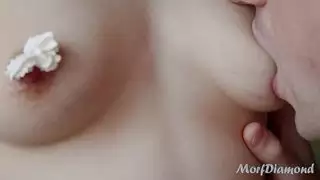 إنها تلعق كس السيدة ذات الثديين الطبيعيين