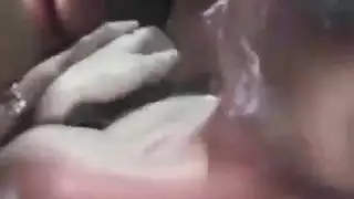 شقراء ذات أثداء هائلة ترقص وتداعب نفسها على المسرح