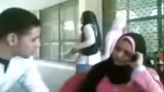 علاقة جنسية في شقة الشاب الثري: الطالبة تخلع ملابسها وتتحول لإباحية