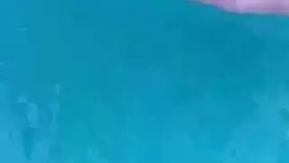 ثعلبة الكعب العالي مُملأة بالمني ثم تعبث بكسها المشعر