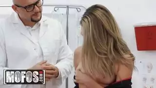 أوامر الطبيب: أصلع ومتسلط، يضرب فتحتها المبللة
