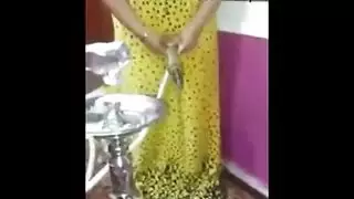 تنفث الدخان ثم تُملأ بقضيب مطاطي ضخم