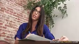 العاهرة القذرة، دافا فوكس، تجعل زوجها الخاضع ديوثًا عن طريق ممارسة الجنس مع دماغه بينما يراقب بلا حول ولا قوة من الخطوط الجانبية