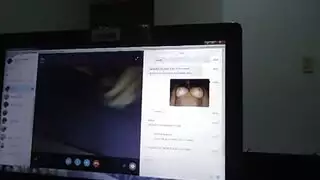 عرض النطاق الواسع اللذيذ عبر الإنترنت لصديقتها