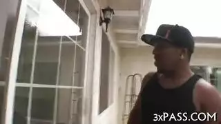 تم دفع الديك الأسود في مؤخرة العاهرة البيضاء الضيقة