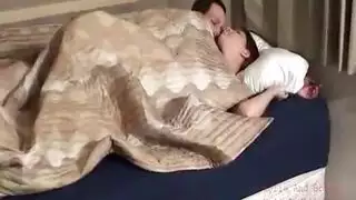 فيلم إباحي محظور: فتاة الحدب تمارس جنس جماعي مع الأب والصديق