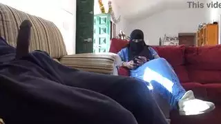 الجميلة التركية تبتل لقضيب صديق زوجها الأسود الهائل