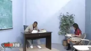 مشهد إباحي مكثف: فتاة عربية نحيلة وقضيب أسود ضخم