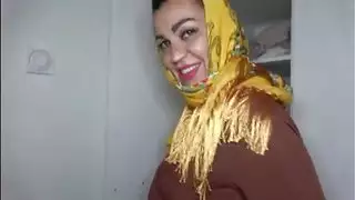 مشهد إباحي لمحجبة: فتاة عربية ذات مؤخرة كبيرة تأخذه بعمق