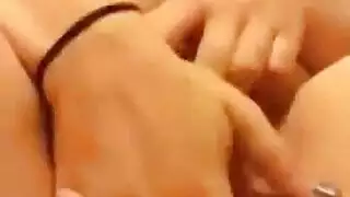 فتاة عربية ساخنة تظهر ثدييها الكبيرين وتدلك فتحتها الضيقة