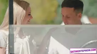 فتاة ألمانية تشارك في فيلم إباحي صريح في ملعب الجولف