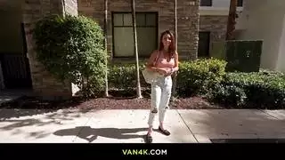 جلسة ليلى الشقراء الحمراء الصعبة في الشاحنة: لعق وتدليك وأكثر