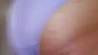 عابرة في سراويل بنفسجية تُمارس الجنس بقوة