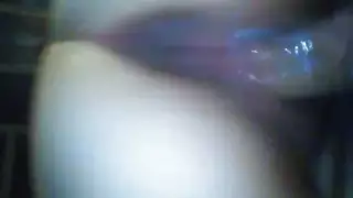 فتاة جديدة في الثامنة عشرة بمؤخرة إباحية مثالية تأخذ ضربات جنسية