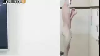 أفلام إباحية: سارق الكلوت ينيكها بلا رحمة