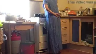 رئيس شهواني يضاجع خادمته المسلمة على طاولة المطبخ