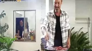 زوجة مثيرة تمارس الجنس مع صديق الزوج بينما يشاهد أفلام الدياثة
