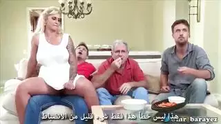 زوجة الأب المثيرة تغوي بأفخاذها الممتلئة