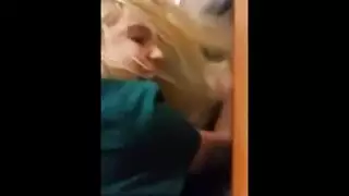 تسريب إباحي منزلي: جلسة زوجة شقراء السرية مع عشيقها