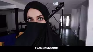 مراهقة عربية عاهرة فيكتوريا جون تأخذ قضيب غريب