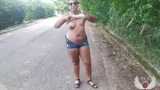 بينيلوبي أولسن تظهر بزازها وكسها المبلل في الشوارع: عرض إباحي صريح في الأماكن العامة