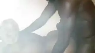 عاهرة مخفية تأخذ جماعاً شرجياً قاسياً وتطلق نافورة من السائل