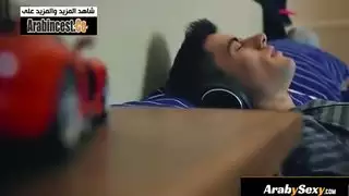 شاب منحرف يتجسس على أخته ثم يمارس الجنس مع صديقتها في فيلم إباحي