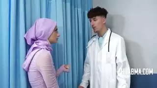 خيال طبي إباحي: الطبيب يمارس الجنس مع زوجته العربية المستعدة