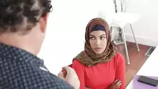 جميلة عربية تأخذ سائل أخيها غير الشقيق في فمها إباحي