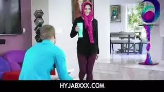 مشهد إباحي: العروس المراهقة تأخذ قضيب زوجها المستقبلي في مؤخرتها