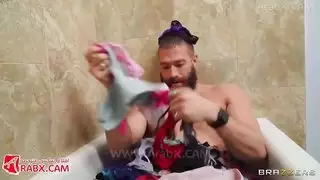 ضيف سارق البنطال الداخلي يضاجعها بعنف في فيلم إباحي قوي