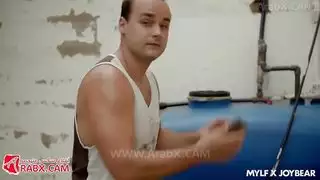 كيف يتم استخدامك مثل دمية جنس: تمارين البلع والقذف داخلك