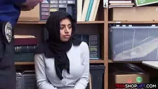 فتاة عربية ضخمة الصدر تحصل على مضاجعة شرجية خشنة بسبب السرقة