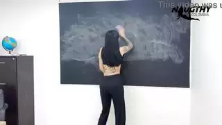 المربية الحارة تمتلئ مهبلها خلال الدرس