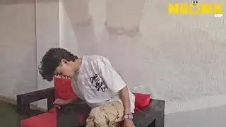 فتاة ديسي هيما تحصل على تدليك جنسي قوي من شاب هندي