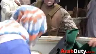 بورنو عربي مع فتيات محجبات تمص وتنكح قضيب الجندي