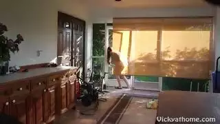 جلسة مقص ساخنة في حوض الاستحمام: سحاق بجانب المسبح