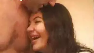 امرأة سمراء العربية يحب نشر ساقيها مفتوحة على مصراعيها وتظهر لها الحمار ضيق للجميع لرؤية