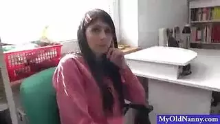 شيميل جدة تتعمق في مص القضيب مع مشبك الحلمة