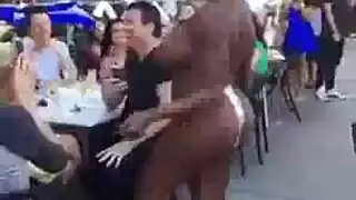 جماع في مركز اللياقة: مدرب شخصي يضرب فرج عميلته السمراء