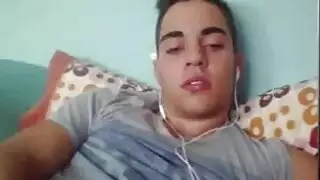 عيون خضراء وأداة كبيرة: مشهد إباحي كامل