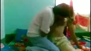 الصديق نائم، صديقته مستيقظة ومربوطة لجنس قاسي