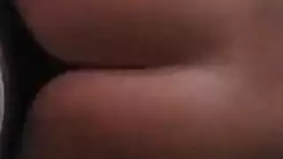 فتاة عيون زرقاء تأخذ قضيب أسود سميك في مؤخرتها الضيقة