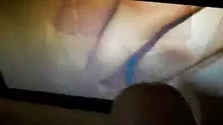 جلسة نكاح سرية: الرجل المقنع يكافئ شابتين جذابتين بجنس عنيف