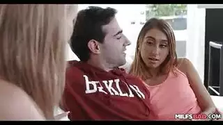 الابنة بالتبني تتعلم الجنس الفموي من زوجة أبيها