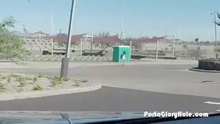 فتاة تخلع ملابسها امام الناس في الأماكن العامة